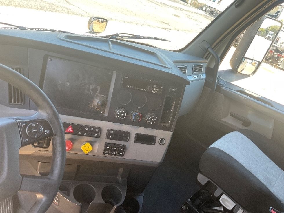 Sleeper Tractor-Heavy Duty Tractors-Freightliner-2019-T12664ST-Memphis-TN-635,890\n\t\tmiles-$ 51,250 - Image 12