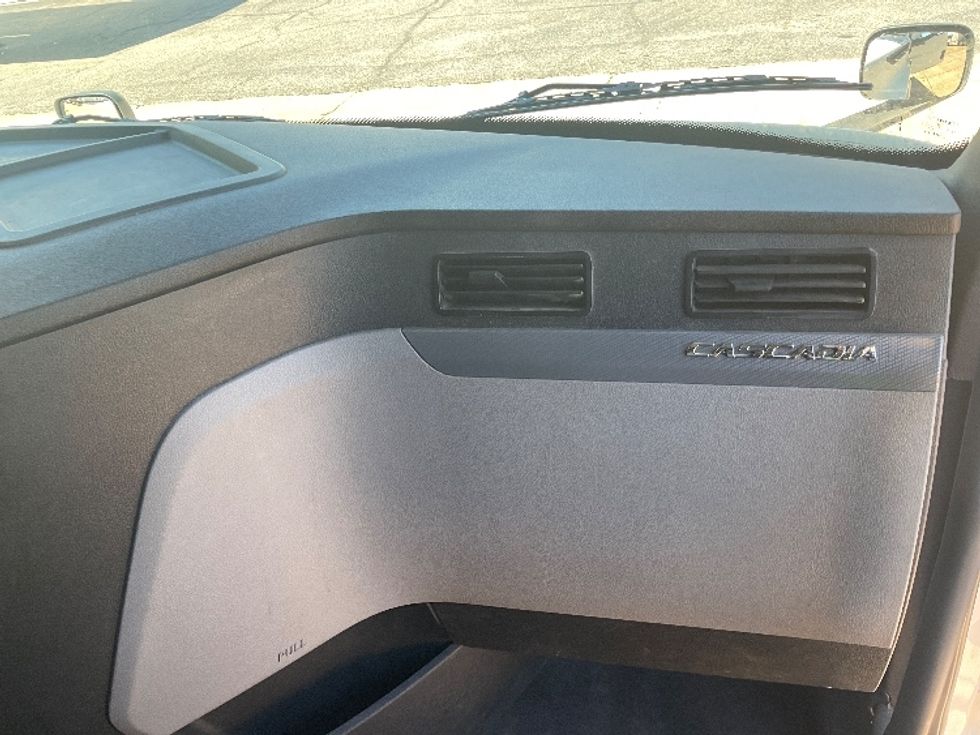 Sleeper Tractor-Heavy Duty Tractors-Freightliner-2019-T12664ST-Memphis-TN-635,890\n\t\tmiles-$ 51,250 - Image 14