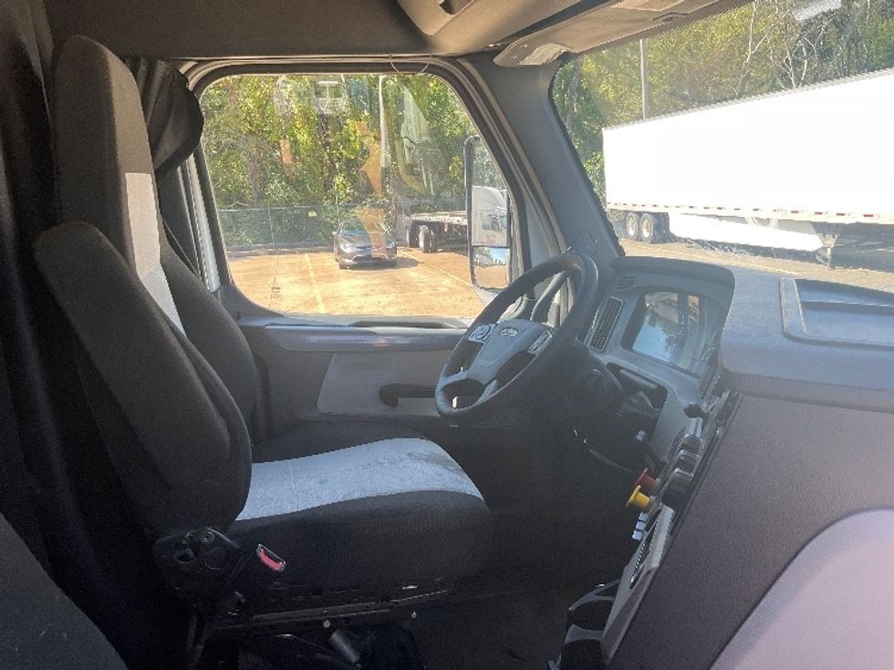 Sleeper Tractor-Heavy Duty Tractors-Freightliner-2019-T12664ST-Memphis-TN-635,890\n\t\tmiles-$ 51,250 - Image 15