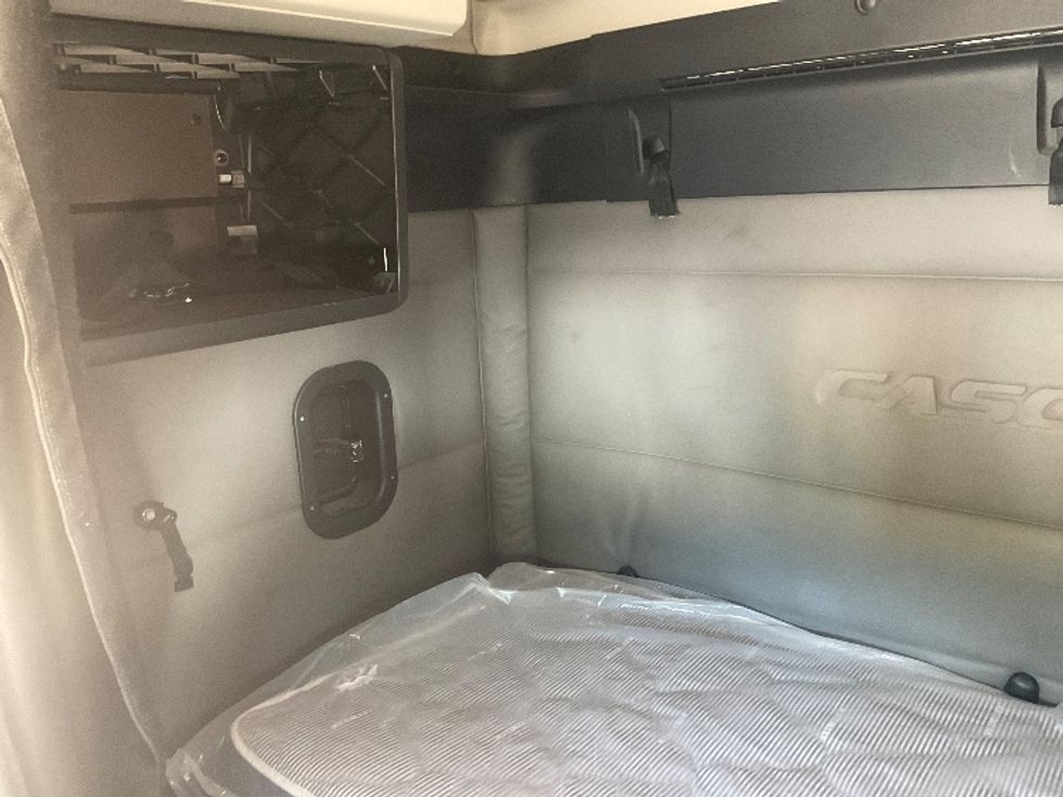 Sleeper Tractor-Heavy Duty Tractors-Freightliner-2019-T12664ST-Memphis-TN-635,890\n\t\tmiles-$ 51,250 - Image 16