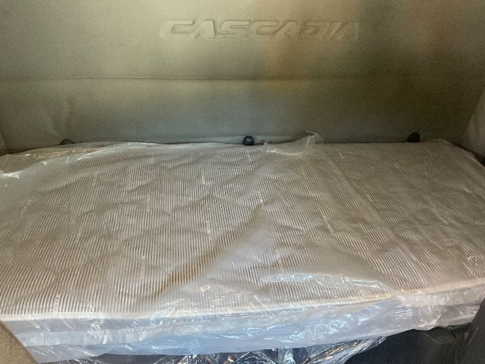 Sleeper Tractor-Heavy Duty Tractors-Freightliner-2019-T12664ST-Memphis-TN-635,890\n\t\tmiles-$ 51,250 - Image 17