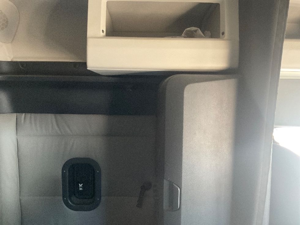 Sleeper Tractor-Heavy Duty Tractors-Freightliner-2019-T12664ST-Memphis-TN-635,890\n\t\tmiles-$ 51,250 - Image 18