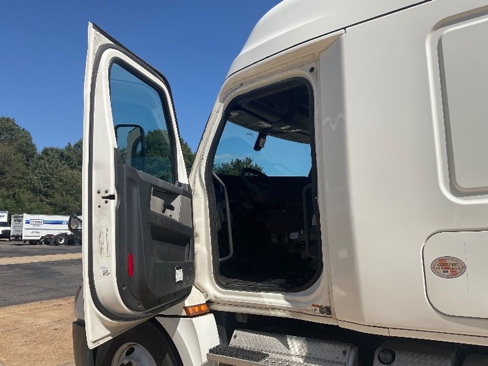 Sleeper Tractor-Heavy Duty Tractors-Freightliner-2019-T12664ST-Memphis-TN-635,890\n\t\tmiles-$ 51,250 - Image 9