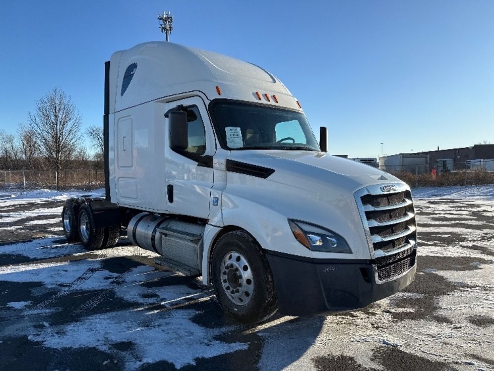 Sleeper Tractor-Heavy Duty Tractors-Freightliner-2019-T12664ST-Middlefield-OH-551,383\n\t\tmiles-$ 47,500 - Image 1
