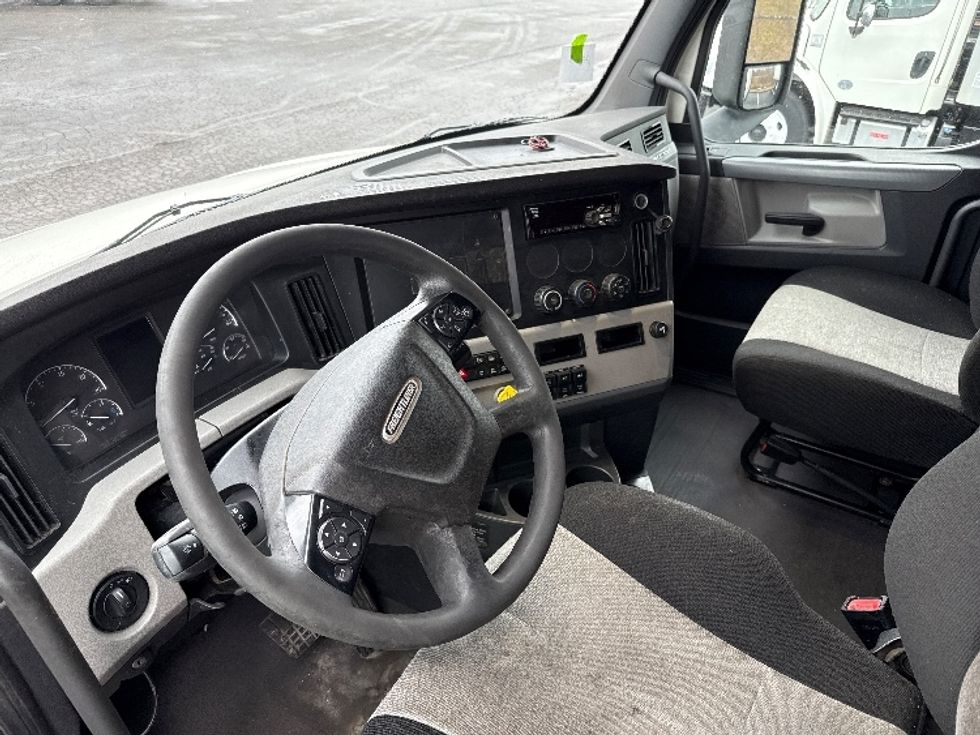 Sleeper Tractor-Heavy Duty Tractors-Freightliner-2019-T12664ST-Middlefield-OH-551,383\n\t\tmiles-$ 47,500 - Image 10
