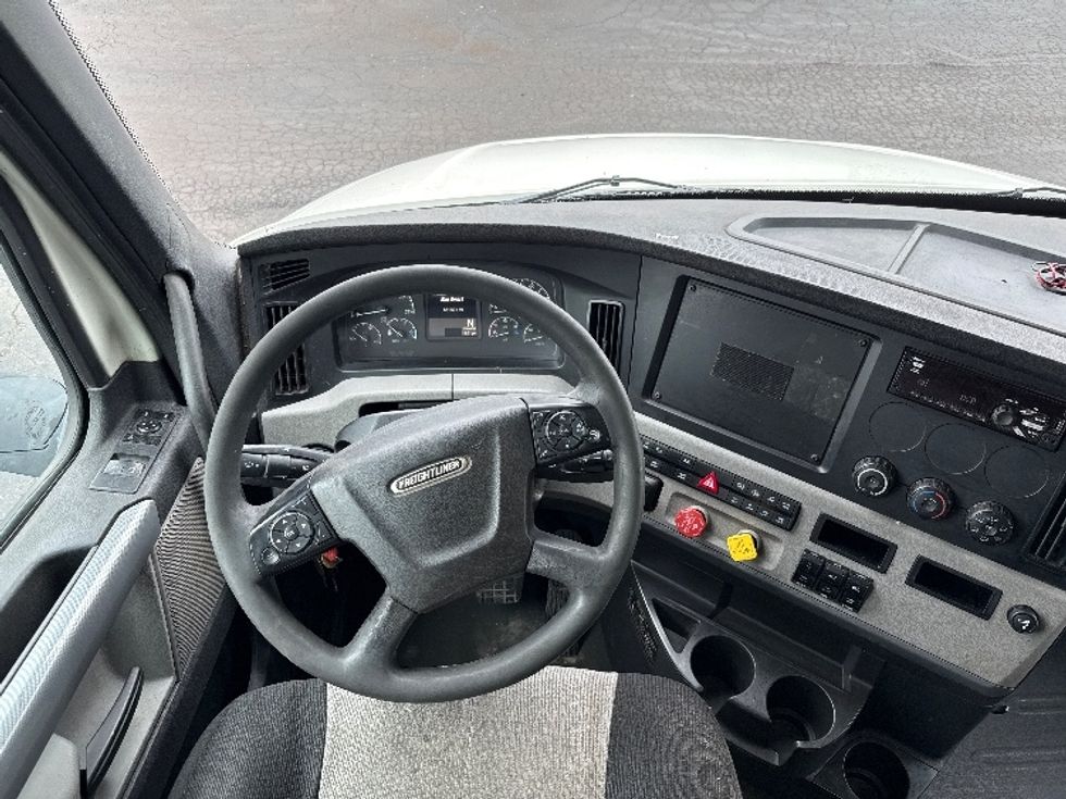 Sleeper Tractor-Heavy Duty Tractors-Freightliner-2019-T12664ST-Middlefield-OH-551,383\n\t\tmiles-$ 47,500 - Image 11