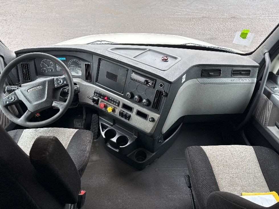 Sleeper Tractor-Heavy Duty Tractors-Freightliner-2019-T12664ST-Middlefield-OH-551,383\n\t\tmiles-$ 47,500 - Image 12