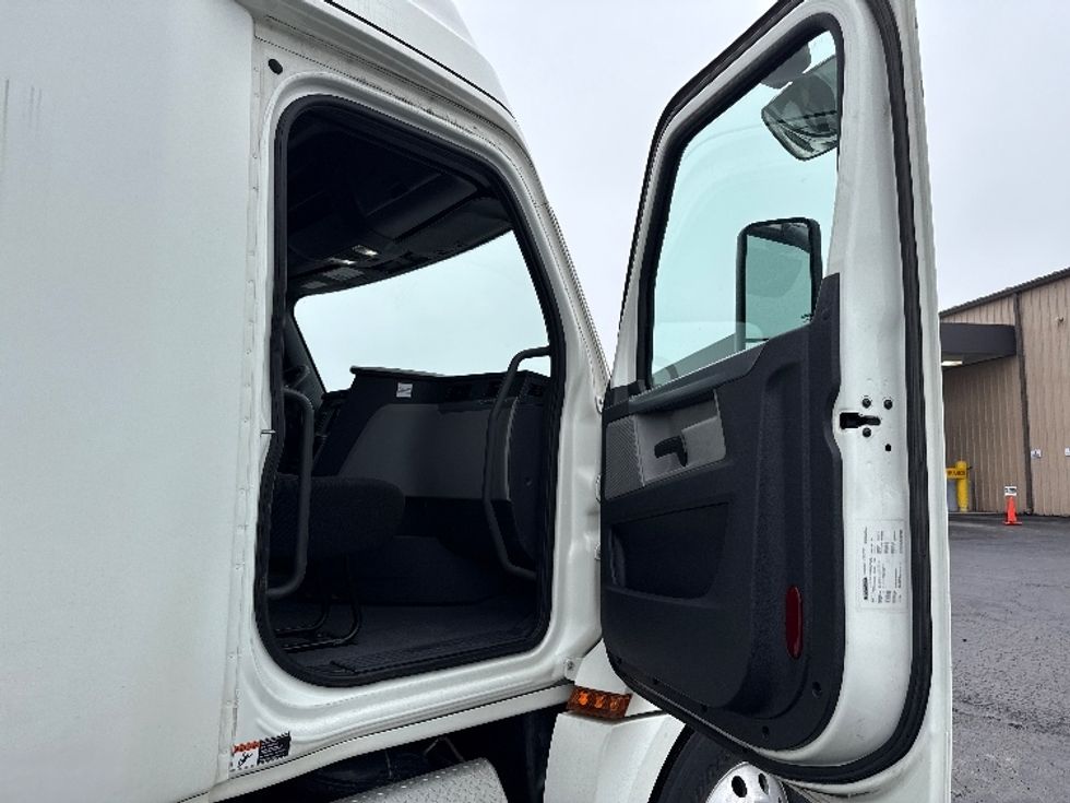 Sleeper Tractor-Heavy Duty Tractors-Freightliner-2019-T12664ST-Middlefield-OH-551,383\n\t\tmiles-$ 47,500 - Image 13