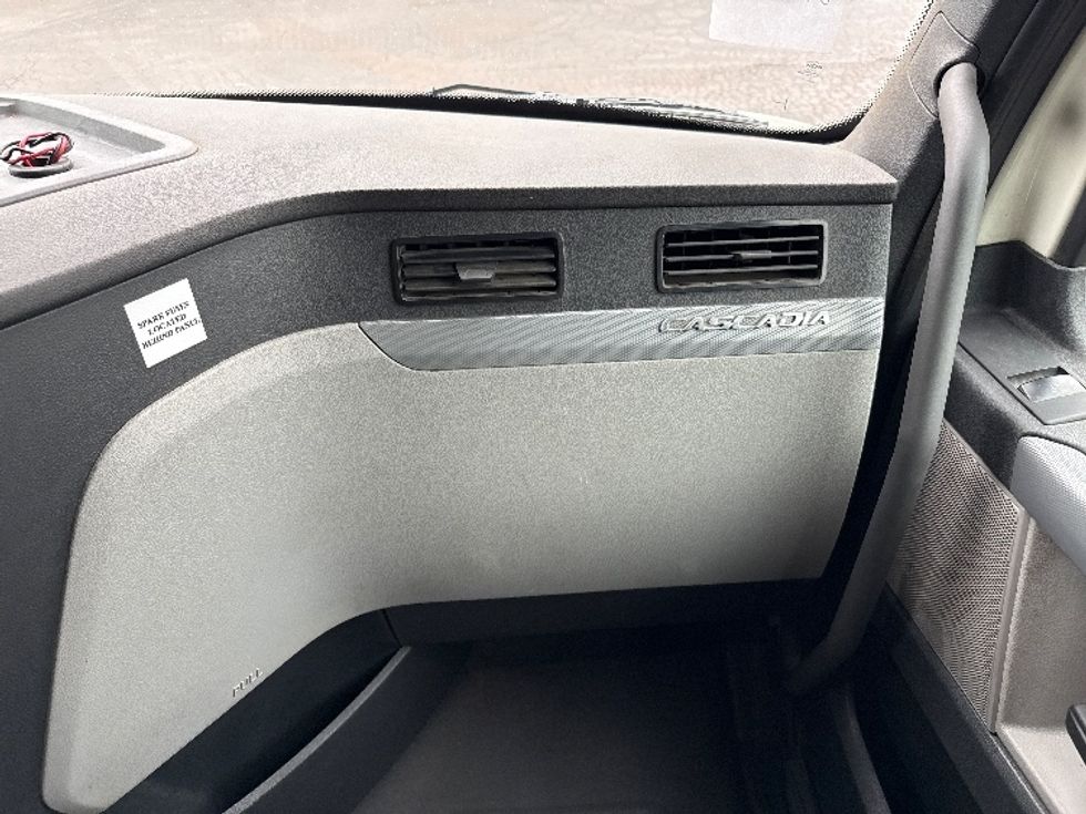 Sleeper Tractor-Heavy Duty Tractors-Freightliner-2019-T12664ST-Middlefield-OH-551,383\n\t\tmiles-$ 47,500 - Image 14