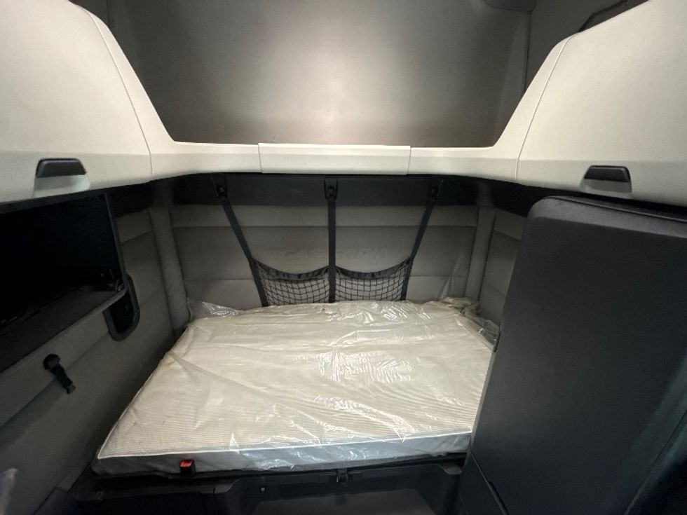 Sleeper Tractor-Heavy Duty Tractors-Freightliner-2019-T12664ST-Middlefield-OH-551,383\n\t\tmiles-$ 47,500 - Image 16