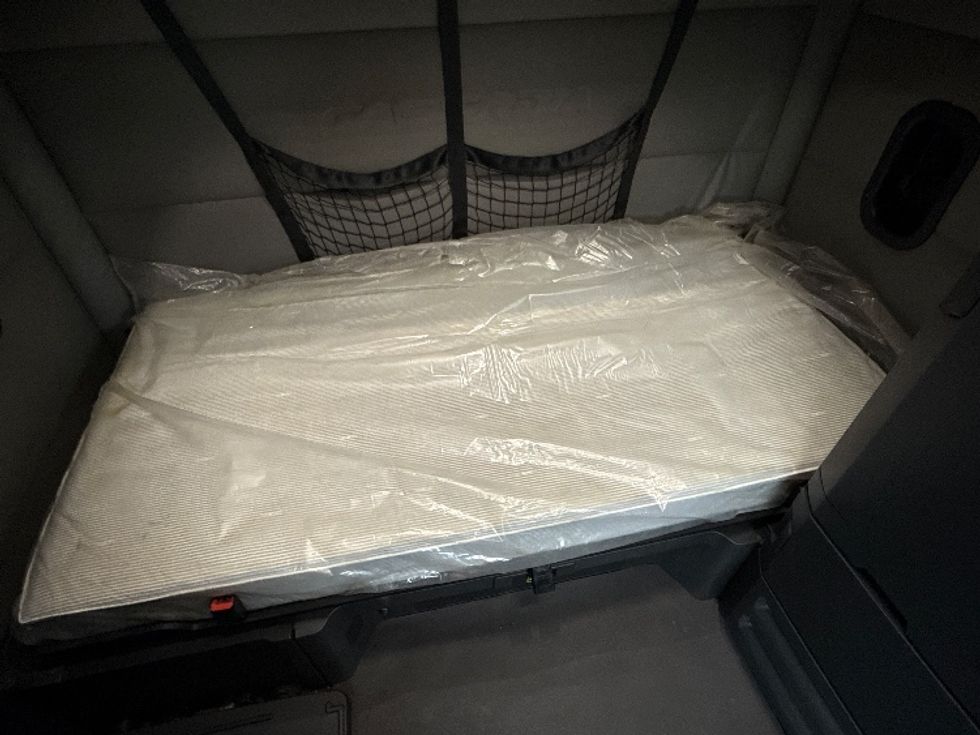 Sleeper Tractor-Heavy Duty Tractors-Freightliner-2019-T12664ST-Middlefield-OH-551,383\n\t\tmiles-$ 47,500 - Image 17