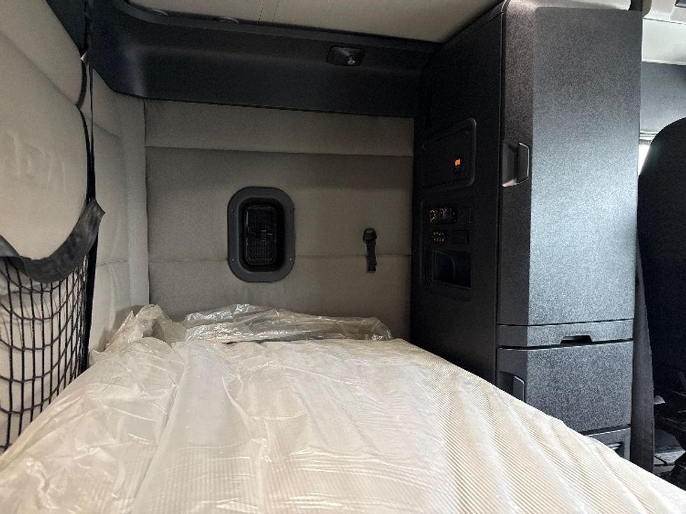 Sleeper Tractor-Heavy Duty Tractors-Freightliner-2019-T12664ST-Middlefield-OH-551,383\n\t\tmiles-$ 47,500 - Image 18