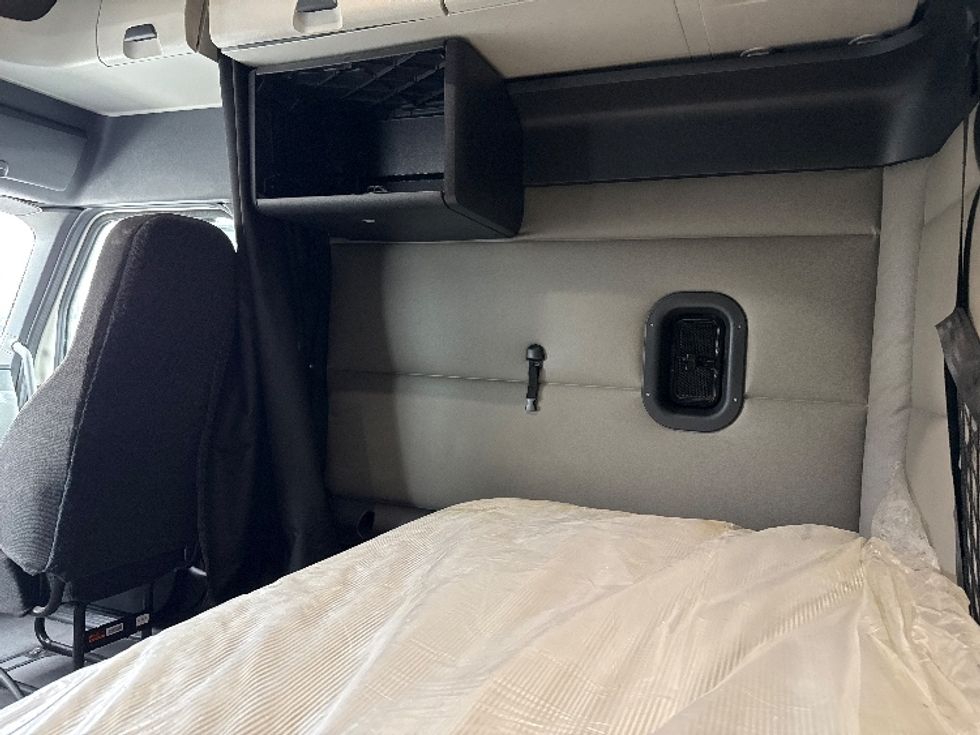 Sleeper Tractor-Heavy Duty Tractors-Freightliner-2019-T12664ST-Middlefield-OH-551,383\n\t\tmiles-$ 47,500 - Image 19