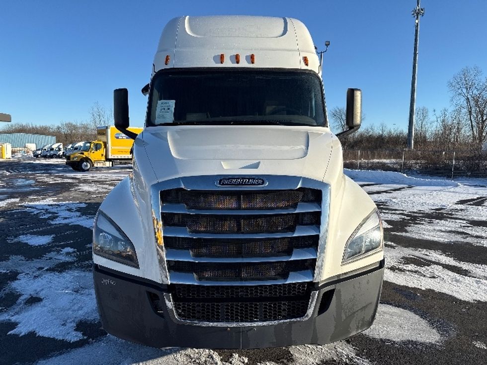Sleeper Tractor-Heavy Duty Tractors-Freightliner-2019-T12664ST-Middlefield-OH-551,383\n\t\tmiles-$ 47,500 - Image 2