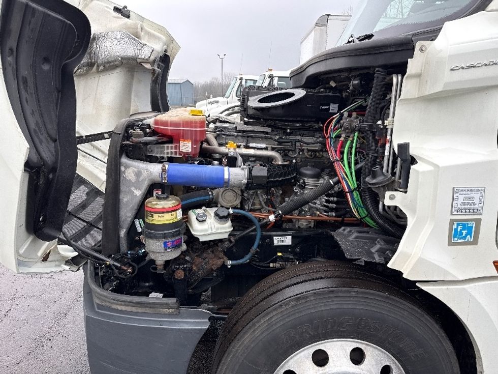 Sleeper Tractor-Heavy Duty Tractors-Freightliner-2019-T12664ST-Middlefield-OH-551,383\n\t\tmiles-$ 47,500 - Image 21