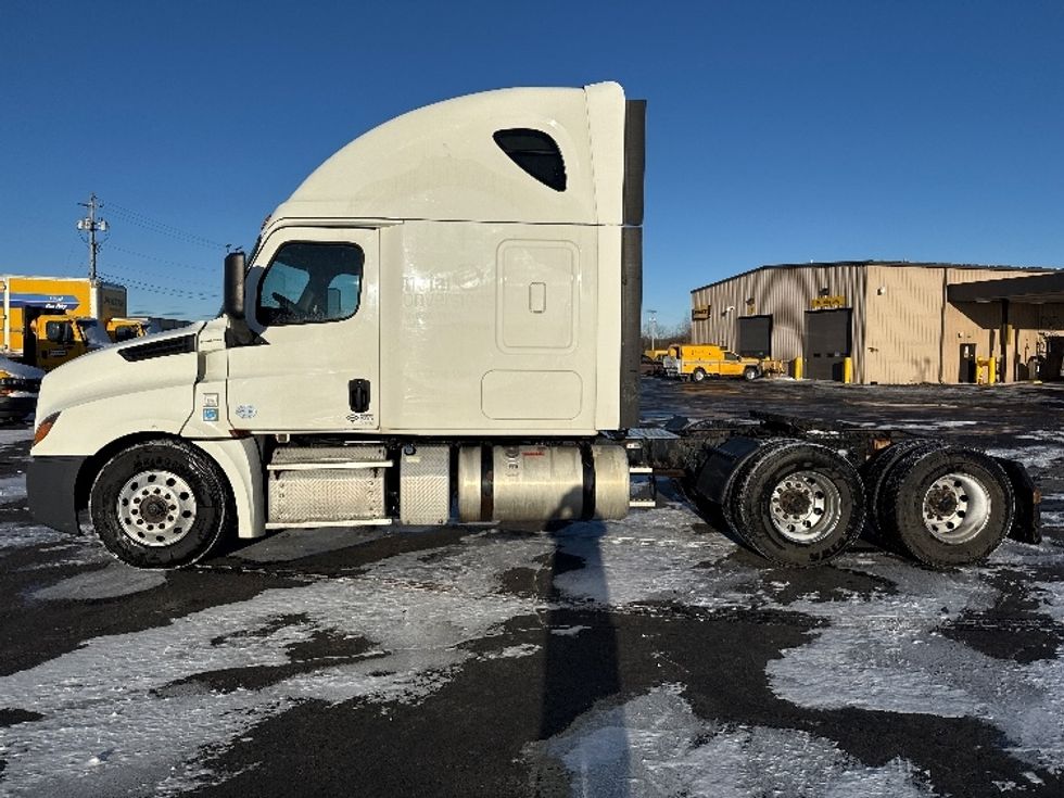 Sleeper Tractor-Heavy Duty Tractors-Freightliner-2019-T12664ST-Middlefield-OH-551,383\n\t\tmiles-$ 47,500 - Image 4
