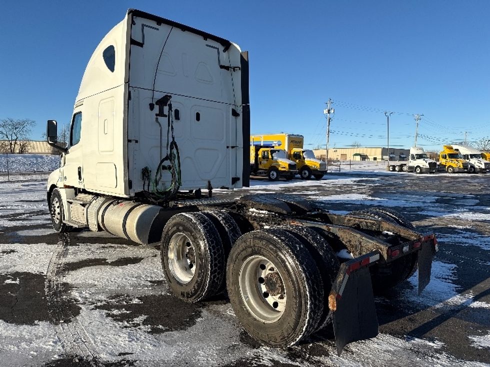 Sleeper Tractor-Heavy Duty Tractors-Freightliner-2019-T12664ST-Middlefield-OH-551,383\n\t\tmiles-$ 47,500 - Image 5