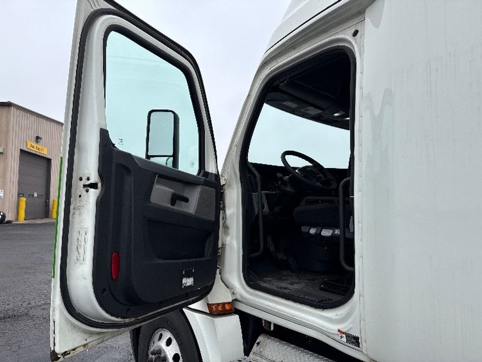 Sleeper Tractor-Heavy Duty Tractors-Freightliner-2019-T12664ST-Middlefield-OH-551,383\n\t\tmiles-$ 47,500 - Image 9