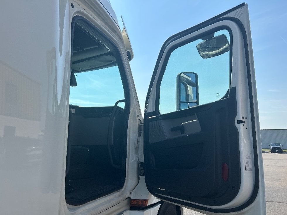 Sleeper Tractor-Heavy Duty Tractors-Freightliner-2019-T12664ST-Milwaukee-WI-376,915\n\t\tmiles-$ 64,250 - Image 13