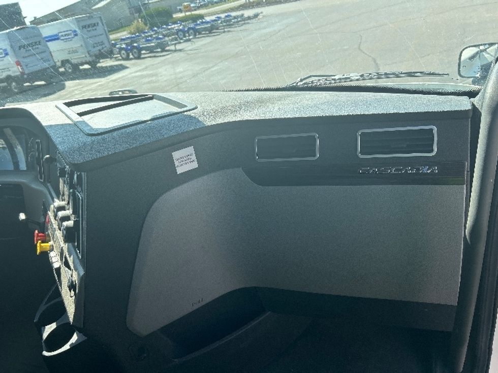 Sleeper Tractor-Heavy Duty Tractors-Freightliner-2019-T12664ST-Milwaukee-WI-376,915\n\t\tmiles-$ 64,250 - Image 14