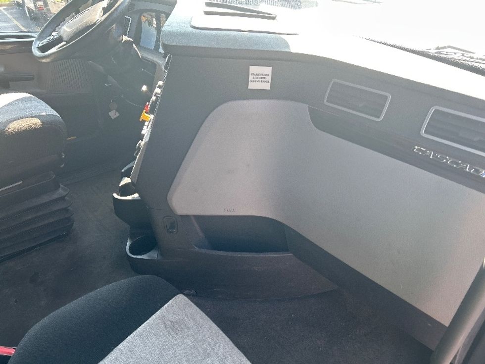 Sleeper Tractor-Heavy Duty Tractors-Freightliner-2019-T12664ST-Milwaukee-WI-376,915\n\t\tmiles-$ 64,250 - Image 15