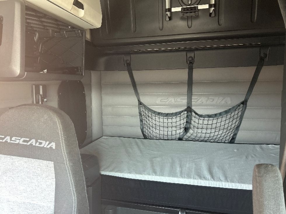 Sleeper Tractor-Heavy Duty Tractors-Freightliner-2019-T12664ST-Milwaukee-WI-376,915\n\t\tmiles-$ 64,250 - Image 16