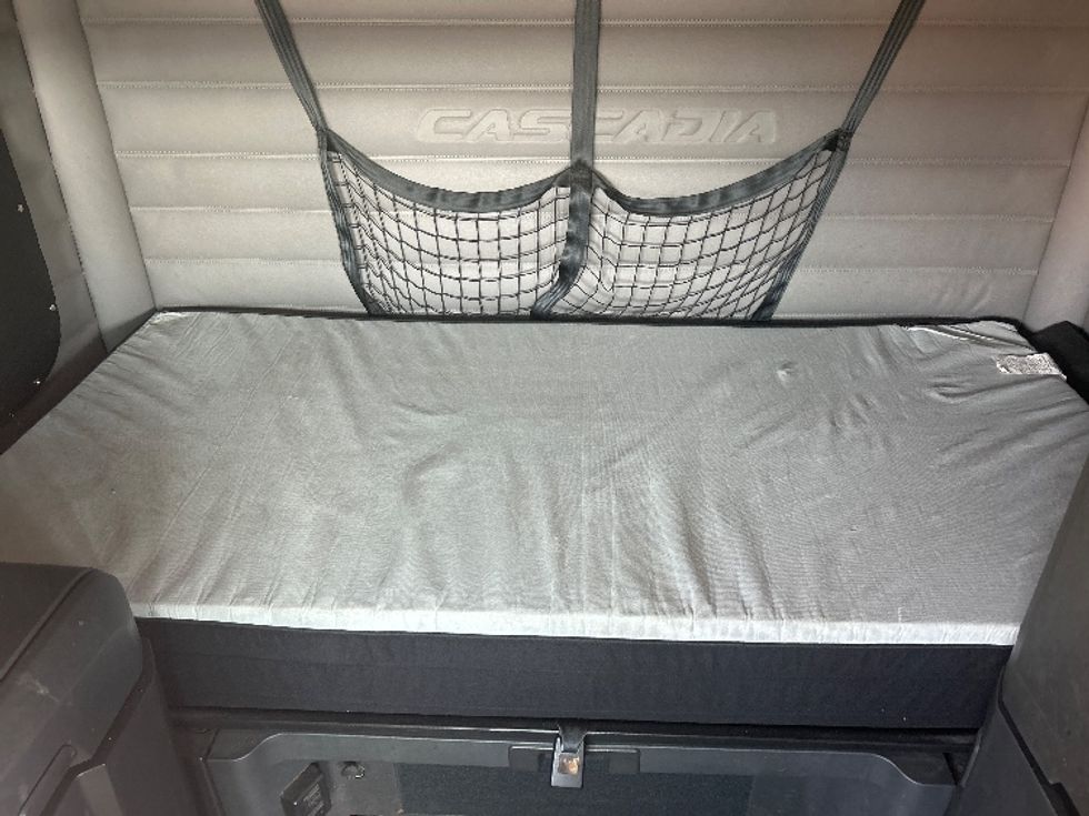 Sleeper Tractor-Heavy Duty Tractors-Freightliner-2019-T12664ST-Milwaukee-WI-376,915\n\t\tmiles-$ 64,250 - Image 17