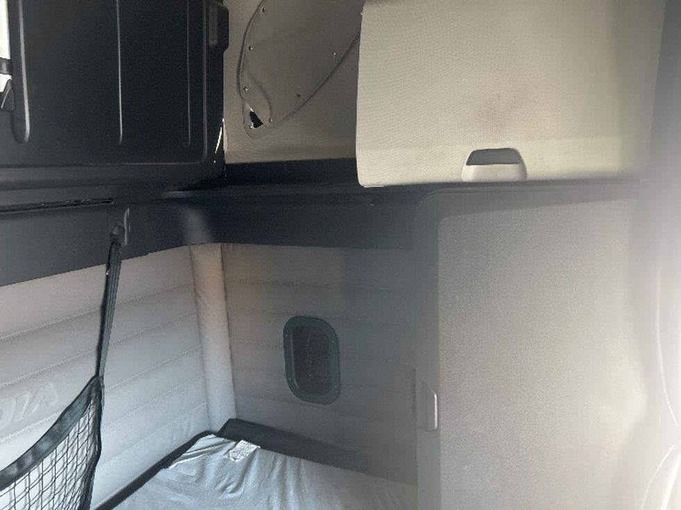 Sleeper Tractor-Heavy Duty Tractors-Freightliner-2019-T12664ST-Milwaukee-WI-376,915\n\t\tmiles-$ 64,250 - Image 18