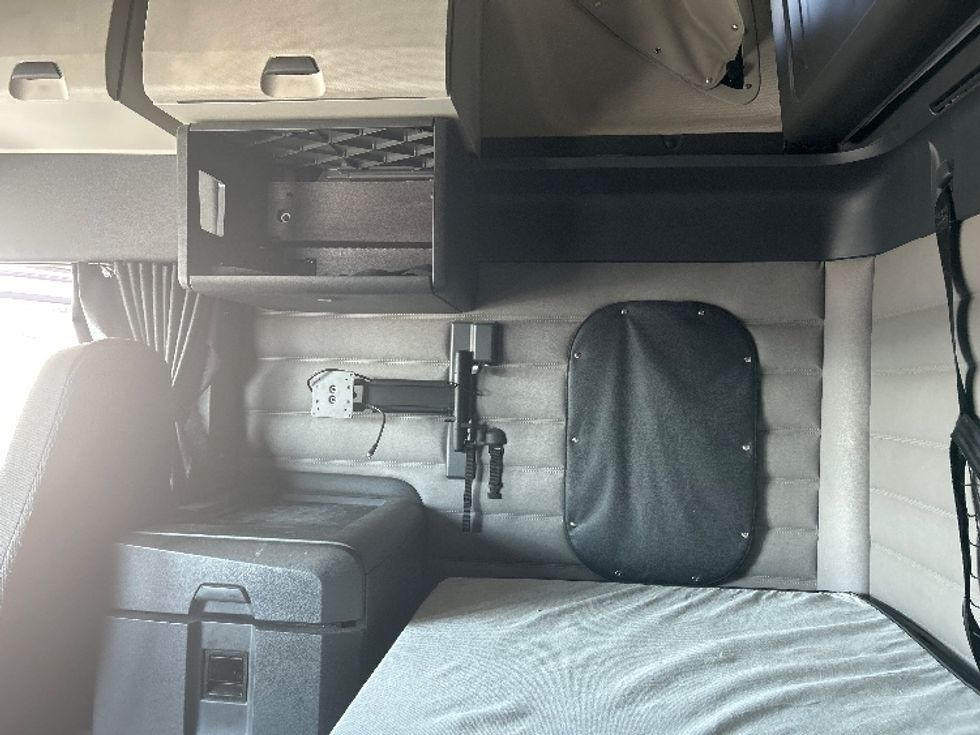 Sleeper Tractor-Heavy Duty Tractors-Freightliner-2019-T12664ST-Milwaukee-WI-376,915\n\t\tmiles-$ 64,250 - Image 19