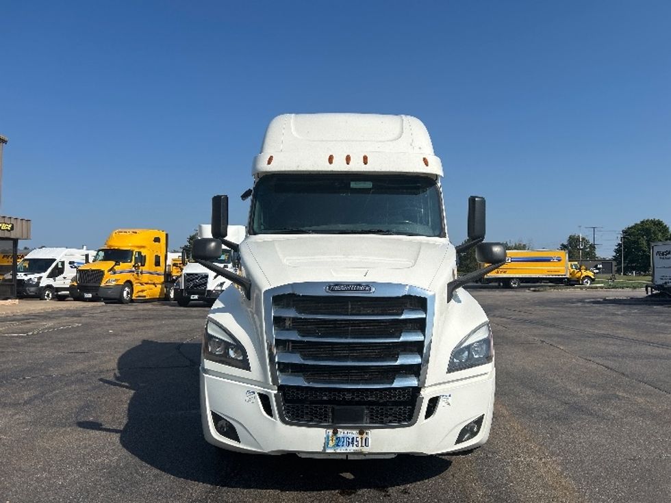 Sleeper Tractor-Heavy Duty Tractors-Freightliner-2019-T12664ST-Milwaukee-WI-376,915\n\t\tmiles-$ 64,250 - Image 2