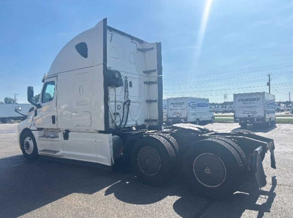 Sleeper Tractor-Heavy Duty Tractors-Freightliner-2019-T12664ST-Milwaukee-WI-376,915\n\t\tmiles-$ 64,250 - Image 5