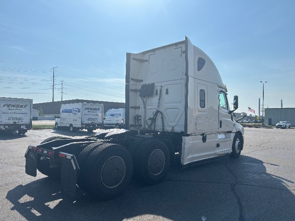 Sleeper Tractor-Heavy Duty Tractors-Freightliner-2019-T12664ST-Milwaukee-WI-376,915\n\t\tmiles-$ 64,250 - Image 7