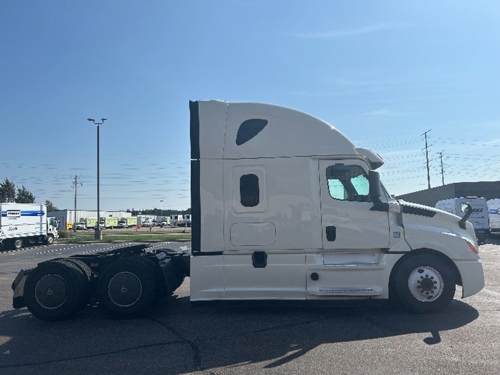 Sleeper Tractor-Heavy Duty Tractors-Freightliner-2019-T12664ST-Milwaukee-WI-376,915\n\t\tmiles-$ 64,250 - Image 8