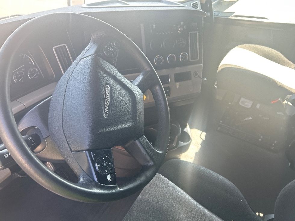 Sleeper Tractor-Heavy Duty Tractors-Freightliner-2019-T12664ST-Milwaukee-WI-565,850\n\t\tmiles-$ 54,250 - Image 10