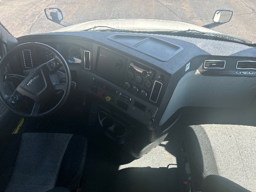 Sleeper Tractor-Heavy Duty Tractors-Freightliner-2019-T12664ST-Milwaukee-WI-565,850\n\t\tmiles-$ 54,250 - Image 12