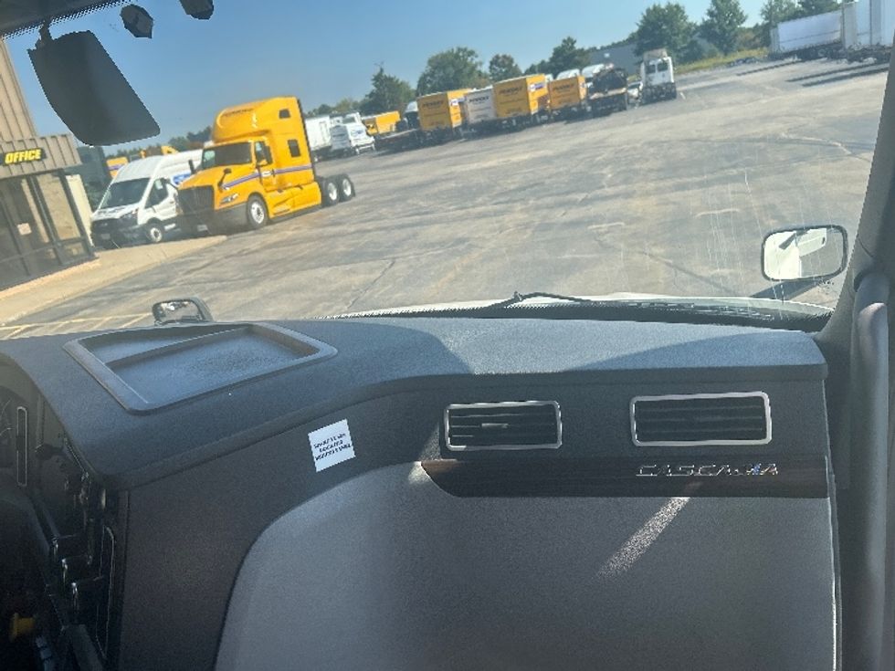 Sleeper Tractor-Heavy Duty Tractors-Freightliner-2019-T12664ST-Milwaukee-WI-565,850\n\t\tmiles-$ 54,250 - Image 14