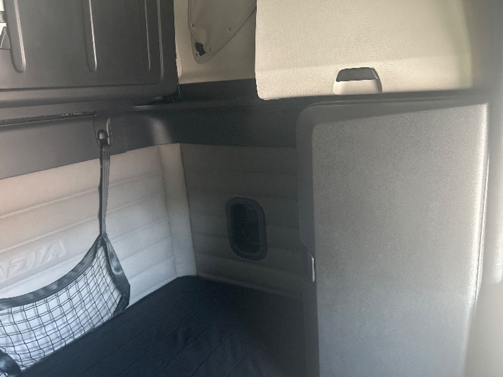 Sleeper Tractor-Heavy Duty Tractors-Freightliner-2019-T12664ST-Milwaukee-WI-565,850\n\t\tmiles-$ 54,250 - Image 18