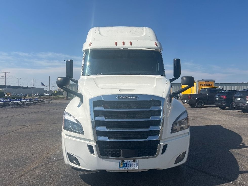 Sleeper Tractor-Heavy Duty Tractors-Freightliner-2019-T12664ST-Milwaukee-WI-565,850\n\t\tmiles-$ 54,250 - Image 2