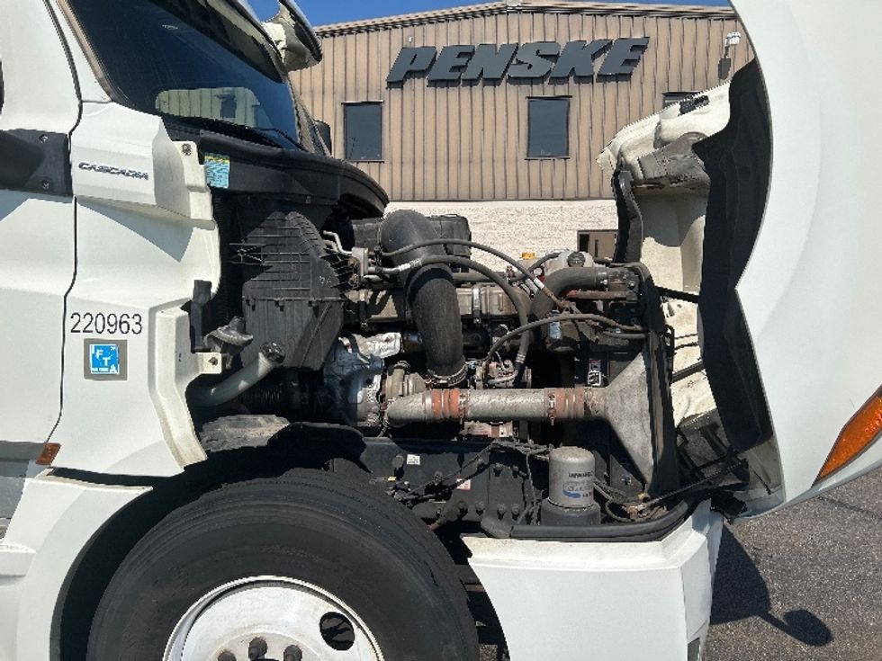 Sleeper Tractor-Heavy Duty Tractors-Freightliner-2019-T12664ST-Milwaukee-WI-565,850\n\t\tmiles-$ 54,250 - Image 20