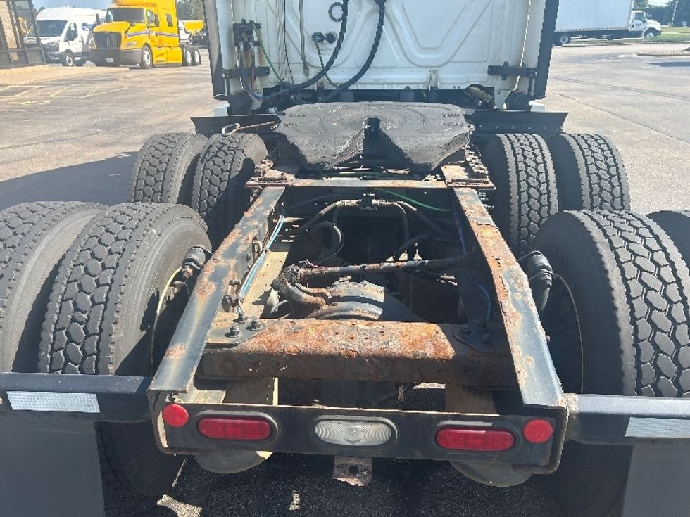 Sleeper Tractor-Heavy Duty Tractors-Freightliner-2019-T12664ST-Milwaukee-WI-565,850\n\t\tmiles-$ 54,250 - Image 6