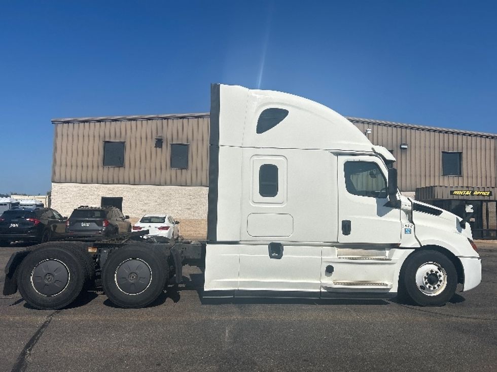 Sleeper Tractor-Heavy Duty Tractors-Freightliner-2019-T12664ST-Milwaukee-WI-565,850\n\t\tmiles-$ 54,250 - Image 8