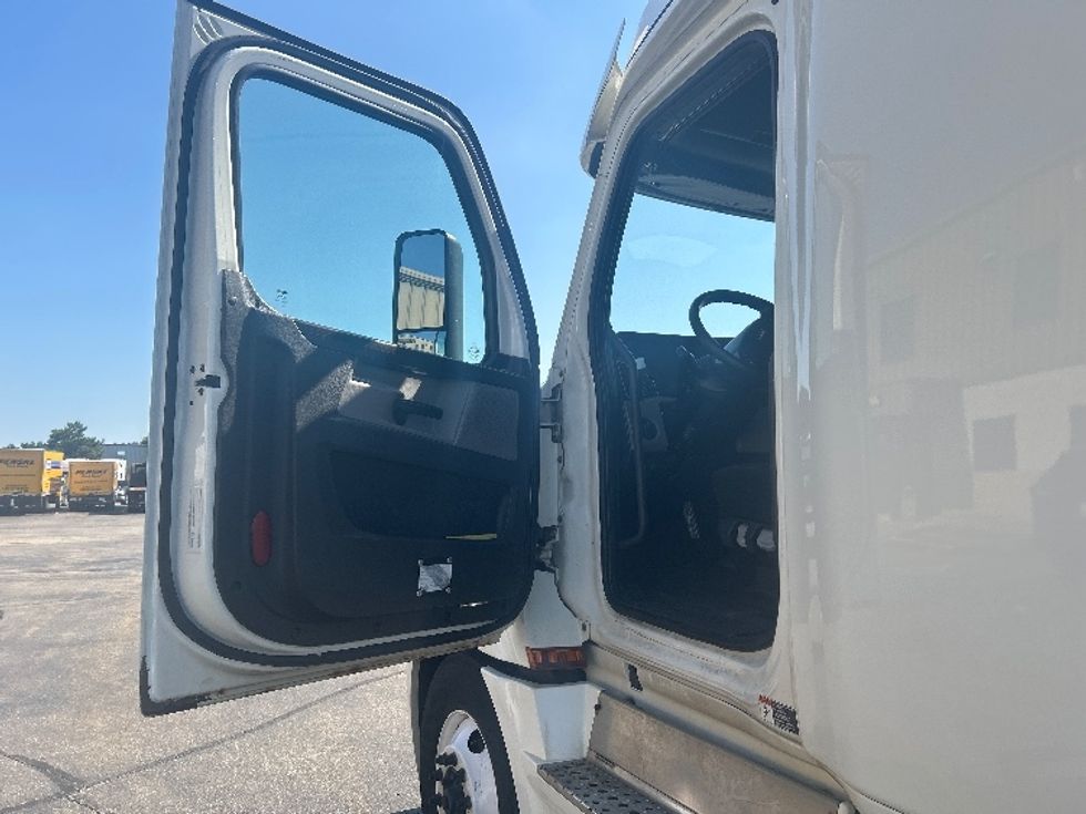 Sleeper Tractor-Heavy Duty Tractors-Freightliner-2019-T12664ST-Milwaukee-WI-565,850\n\t\tmiles-$ 54,250 - Image 9