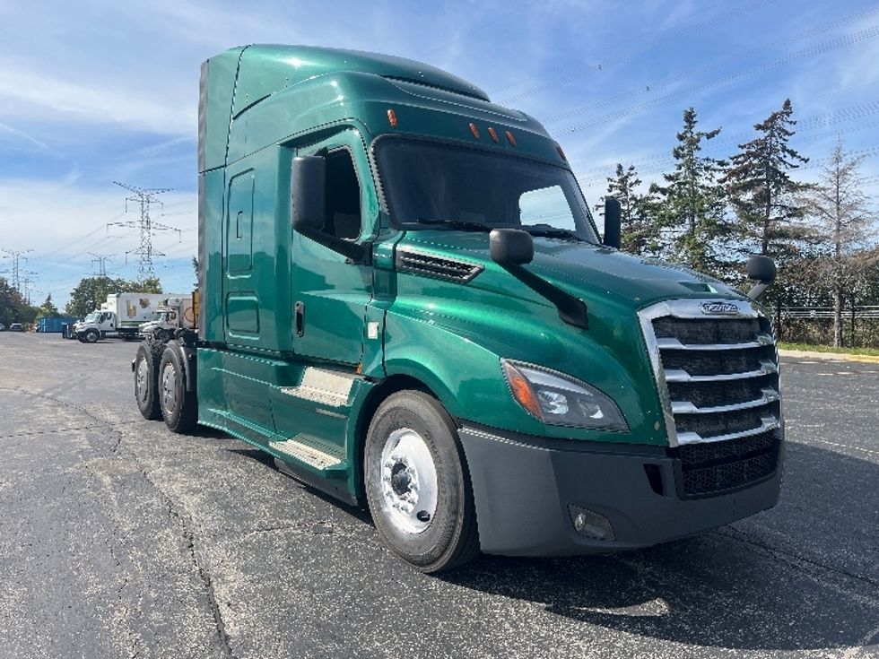 Sleeper Tractor-Heavy Duty Tractors-Freightliner-2019-T12664ST-Mississauga-ON-734,866\n\t\tkm-$ 64,750 - Image 1