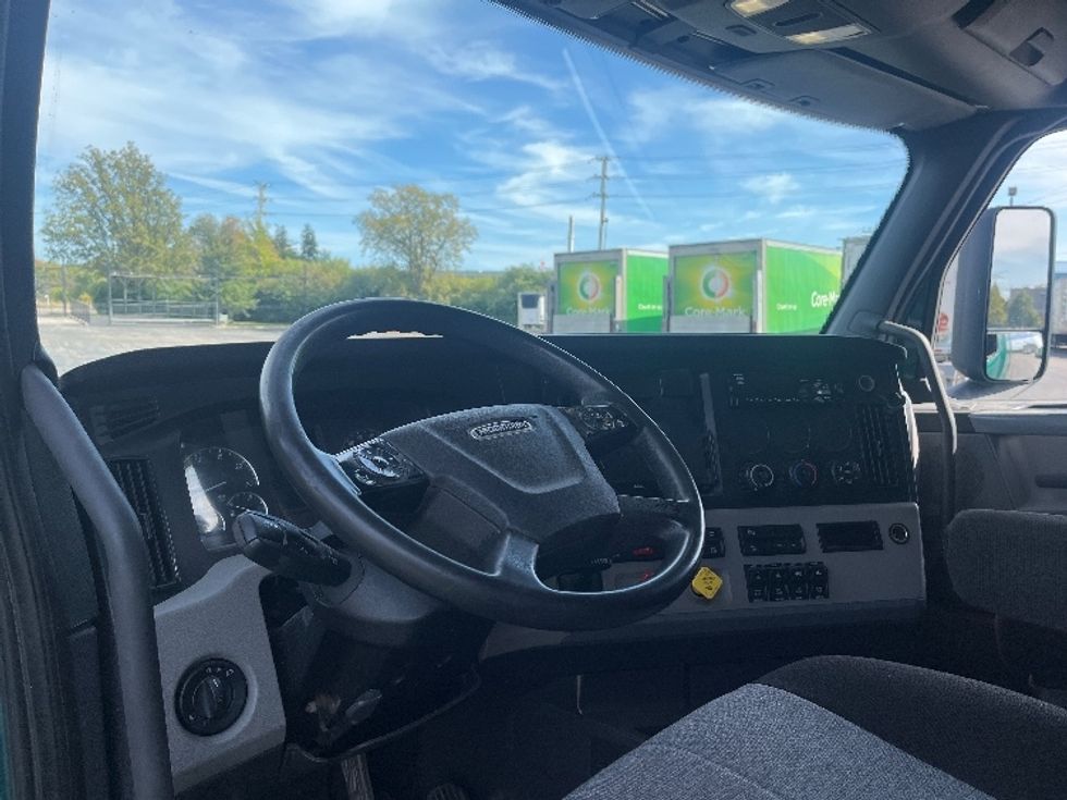 Sleeper Tractor-Heavy Duty Tractors-Freightliner-2019-T12664ST-Mississauga-ON-734,866\n\t\tkm-$ 64,750 - Image 10