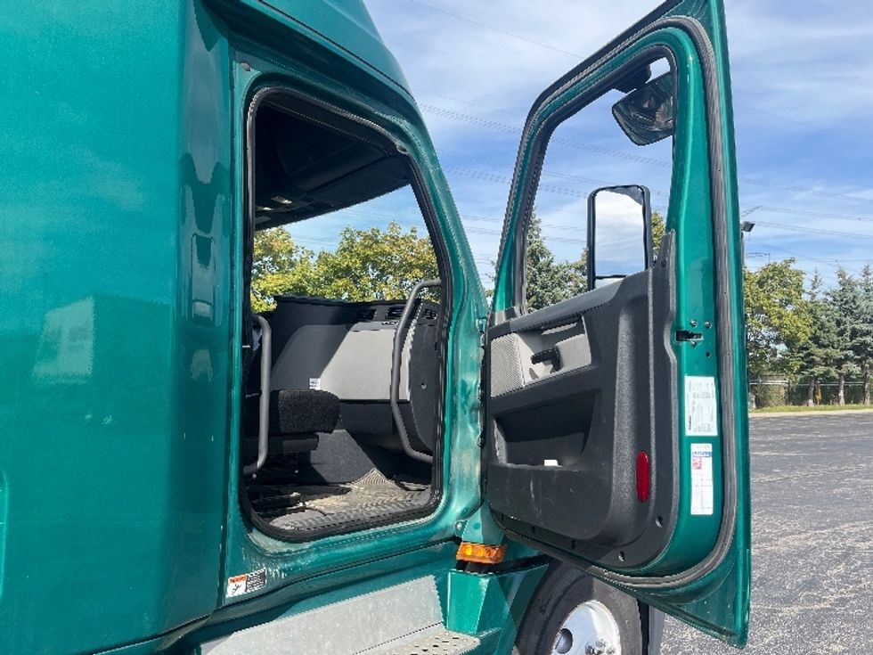 Sleeper Tractor-Heavy Duty Tractors-Freightliner-2019-T12664ST-Mississauga-ON-734,866\n\t\tkm-$ 64,750 - Image 13