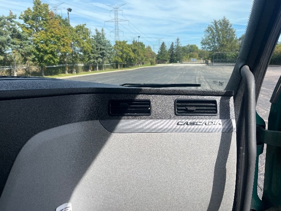 Sleeper Tractor-Heavy Duty Tractors-Freightliner-2019-T12664ST-Mississauga-ON-734,866\n\t\tkm-$ 64,750 - Image 14