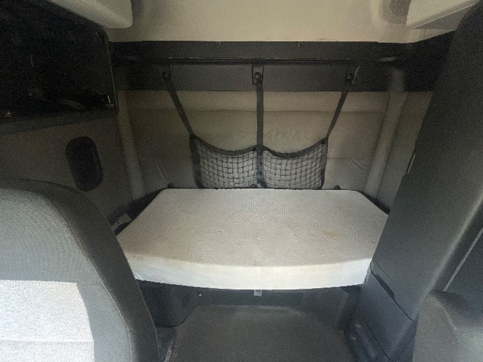 Sleeper Tractor-Heavy Duty Tractors-Freightliner-2019-T12664ST-Mississauga-ON-734,866\n\t\tkm-$ 64,750 - Image 16