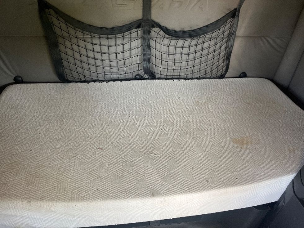 Sleeper Tractor-Heavy Duty Tractors-Freightliner-2019-T12664ST-Mississauga-ON-734,866\n\t\tkm-$ 64,750 - Image 17