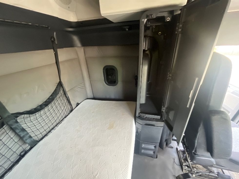 Sleeper Tractor-Heavy Duty Tractors-Freightliner-2019-T12664ST-Mississauga-ON-734,866\n\t\tkm-$ 64,750 - Image 18