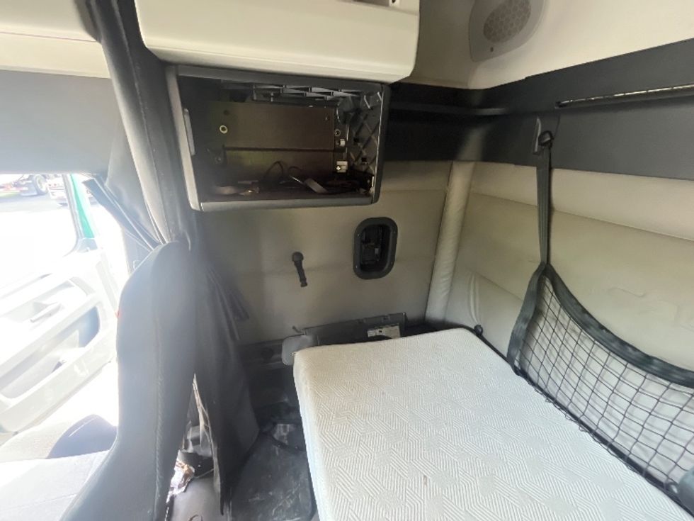 Sleeper Tractor-Heavy Duty Tractors-Freightliner-2019-T12664ST-Mississauga-ON-734,866\n\t\tkm-$ 64,750 - Image 19